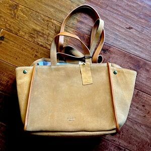 Margot New York Jamee Double Handle Tote
100% Leather Exterior
Nylon Interior